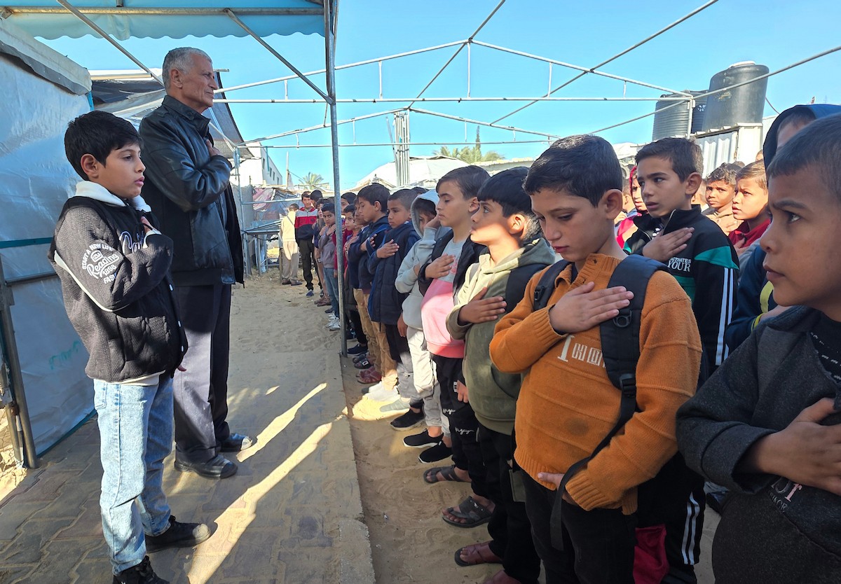 يدرس الطلاب داخل 