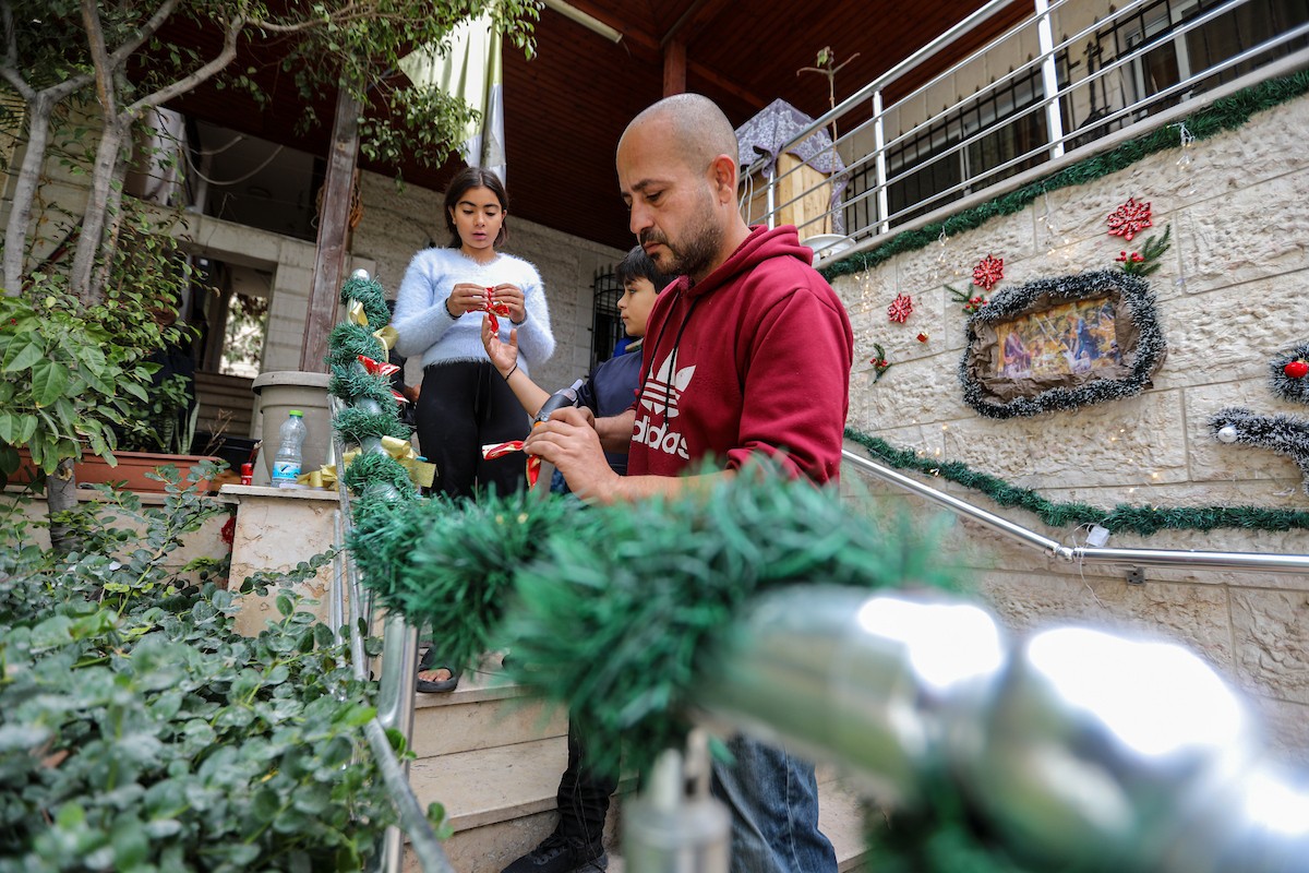 المسيحيون الفلسطينيون يزينون كنيسة دير اللاتين في مدينة غزة، في ظل الظروف الصعبة التي يمر بها القطاع المحاصر، استعدادًا لاحتفالات رأس السنة، ويواصلون استعداداتهم رغم الصعوبات التي يواجهها. 9 ديسمبر/كانون الأول 2025. تصوير: عمر أشتوي