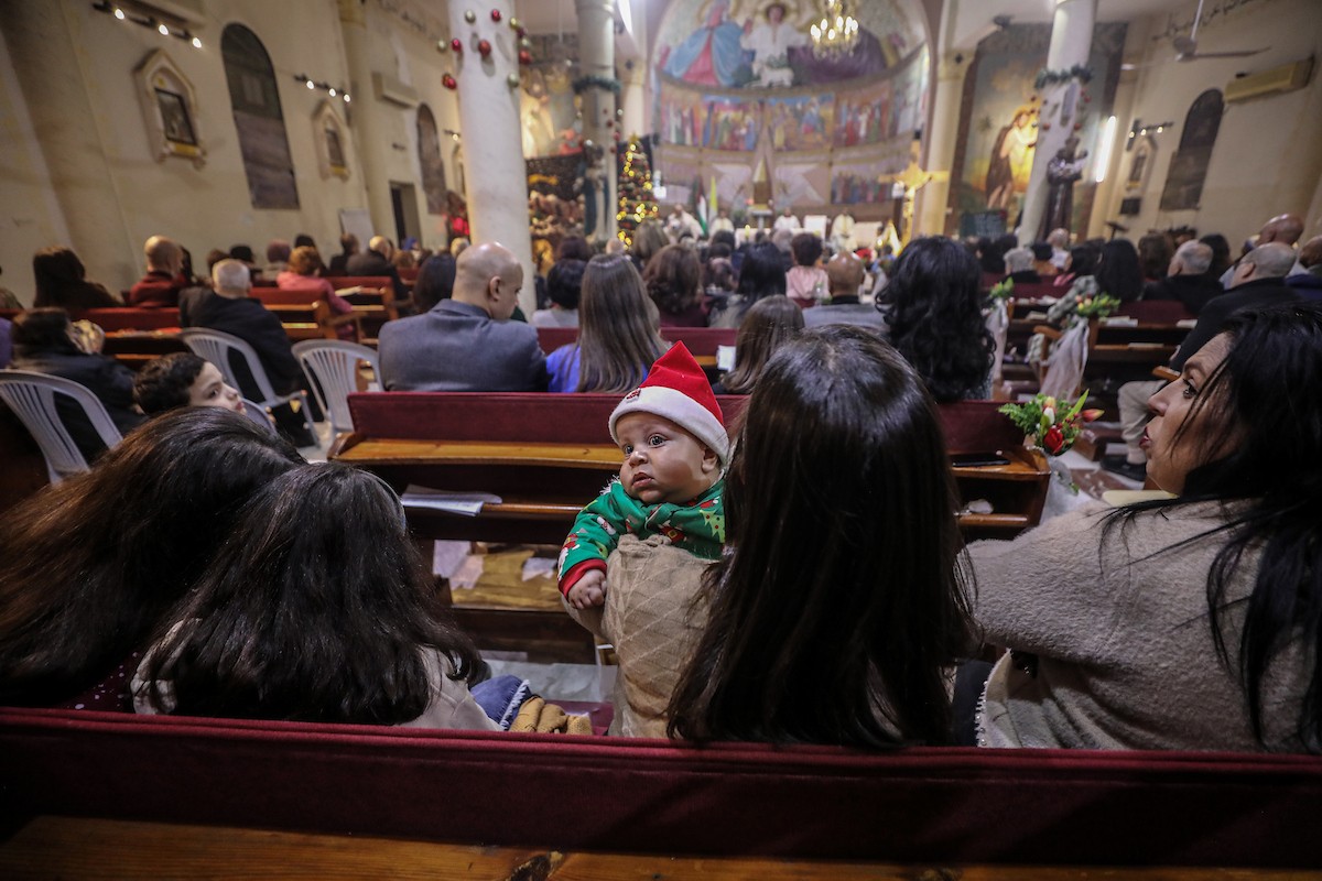 مسيحيون فلسطينيون يحضرون قداس عيد الميلاد في الدير اللاتيني بمدينة غزة في 24 ديسمبر/كانون الأول 2025. صورة: عمر أشتوي