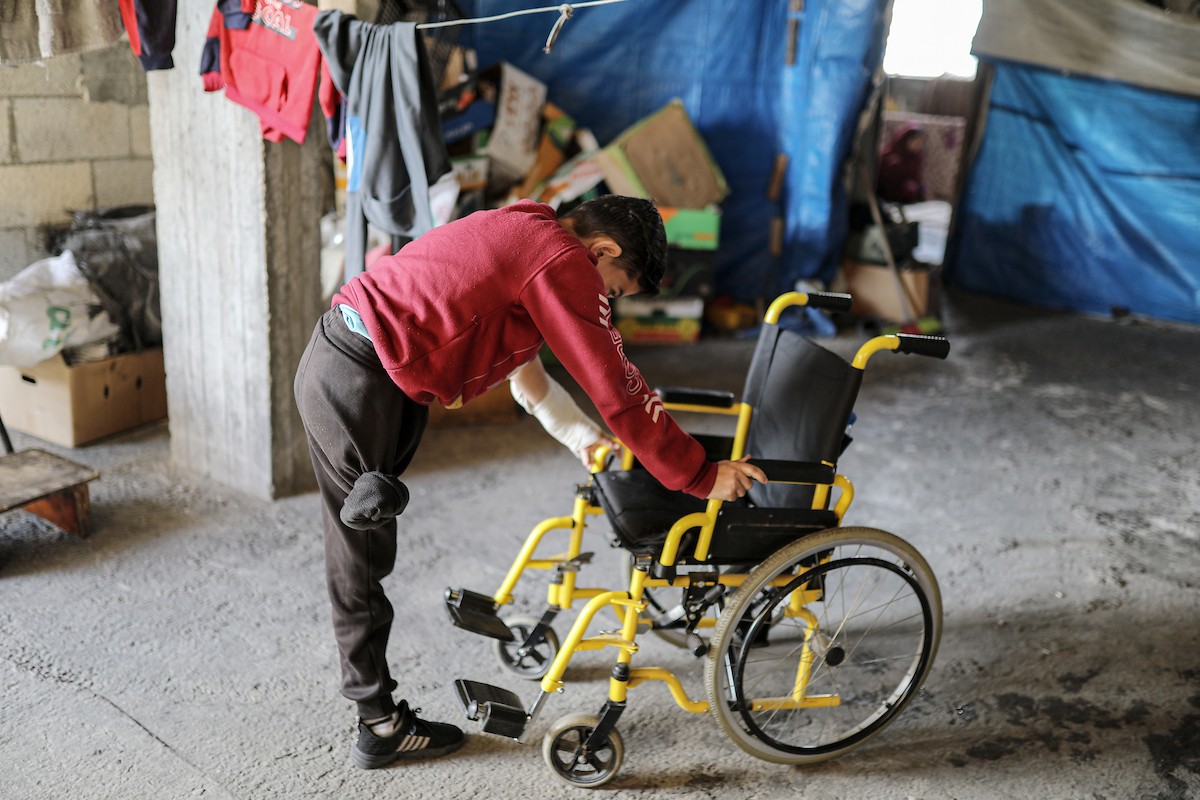 لطفل الفلسطيني محمد المبيض، البالغ من العمر ١٢ عامًا، والذي فقد ساقه في هجوم إسرائيلي على حي الزيتون بغزة (5).jpg