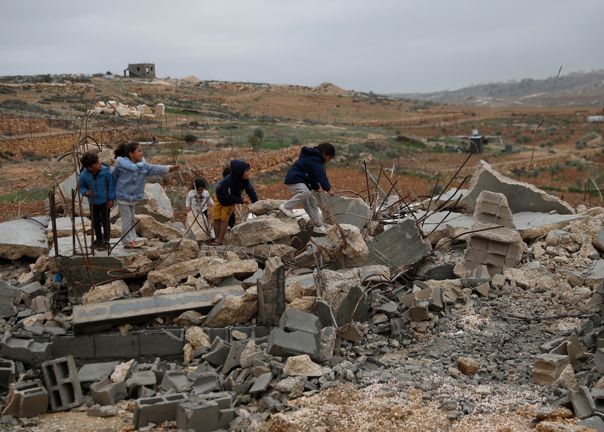 مياه الأمطار تغمر خيمة عائلة حرب التي أقامتها على أنقاض منزلهم الذي هدمه الجيش الإسرائيلي في 9 ديسمبر، في منطقة خلات الفرا، غرب يطا، جنوب الخليل، 29 ديسمبر/كانون الأول 2025. تصوير: مأمون وزواز