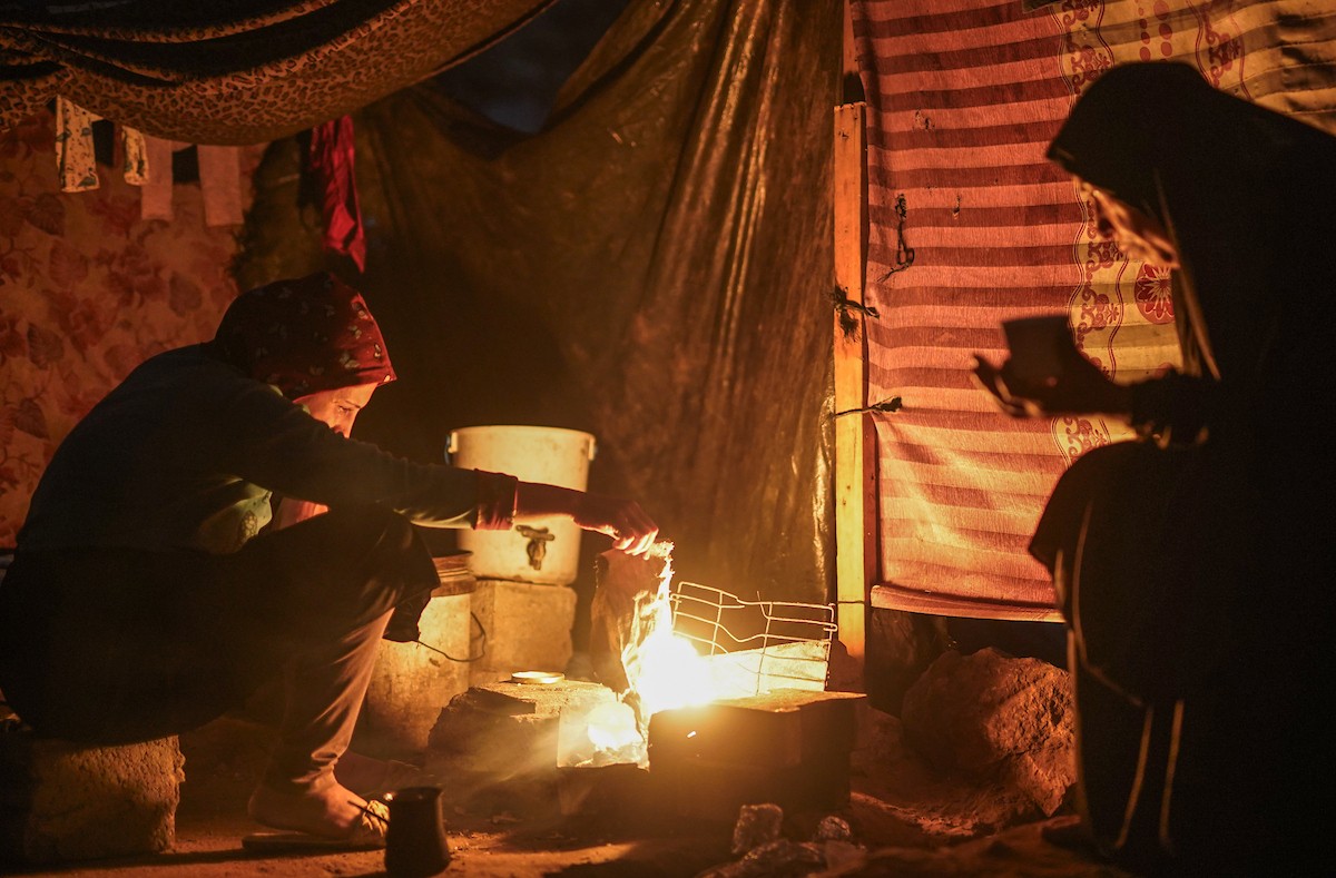 يعيش الفلسطينيون حياتهم اليومية الصعبة ليلاً في خيام نصبت في شوارع مدينة غزة، 5 ديسمبر/كانون الأول 2025.تصوير: عمر أشتوي