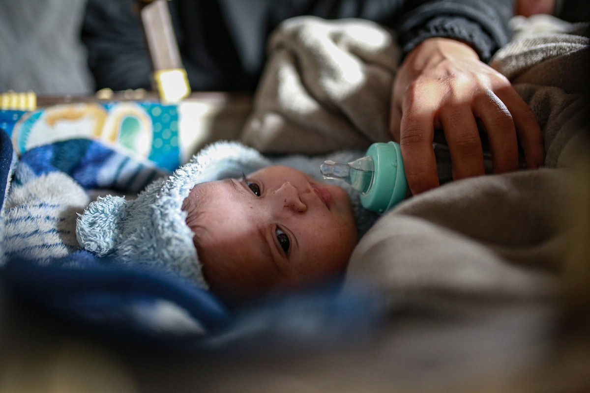 عائلة فلسطينية نازحة مكونة من ستة أفراد  تكافح وسط ظروف غير إنسانية من أجل حماية أطفالها من أجواء الشتاء القارس في  خيمة مهترئة بملعب اليرموك في مدينة غزة، 29 ديسمبر/كانون الأول 2025 صورة: عمر أشتوي