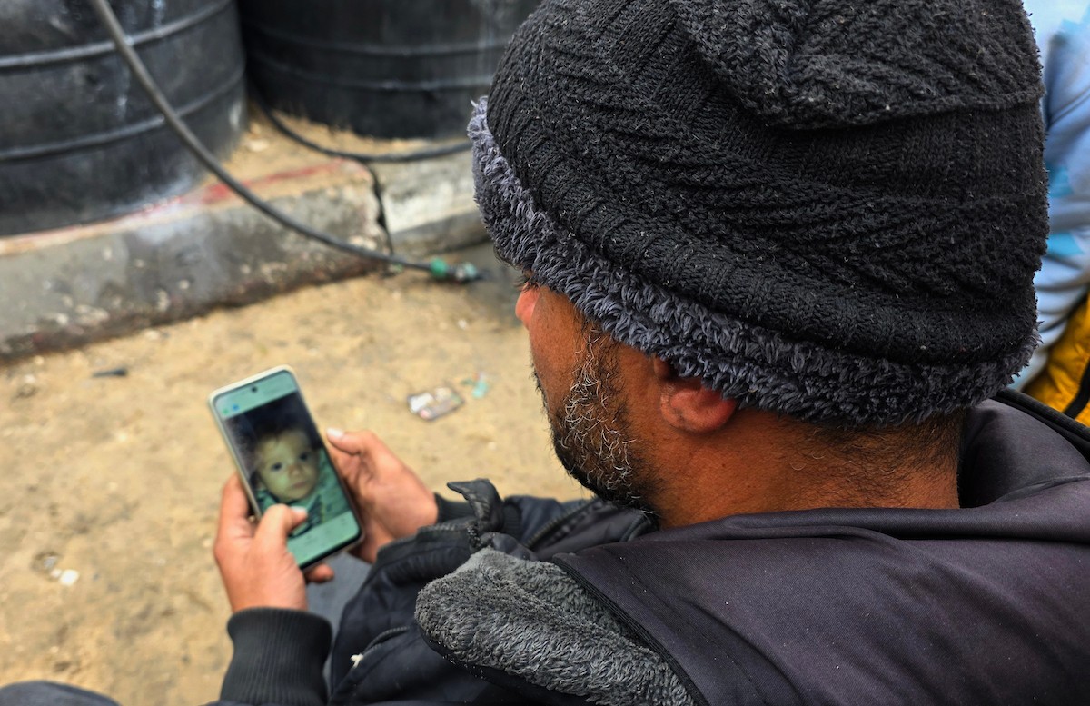 تروي عائلة الرضيعة الفلسطينية رهف أبو جزر الساعات الأخيرة من حياتها قبل وفاتها، بعد أن عانت من البرد القارس والأمطار الغزيرة في خيمة لجأوا إليها في خان يونس، جنوب قطاع غزة. ١٢ ديسمبر/كانون الأول ٢٠٢٥. صور: طارق محمد