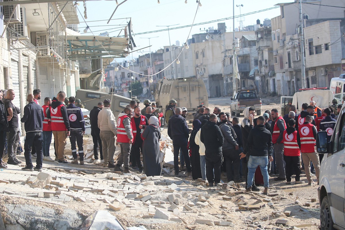 فلسطينيون يحملون أمتعتهم بعد إجبارهم على مغادرة منازلهم على يد القوات الإسرائيلية خلال مداهمة مخيم نور شمس للاجئين في طولكرم، بالضفة الغربية المحتلة، في 17 ديسمبركانون الأول 2025. صورة محمد ناصر