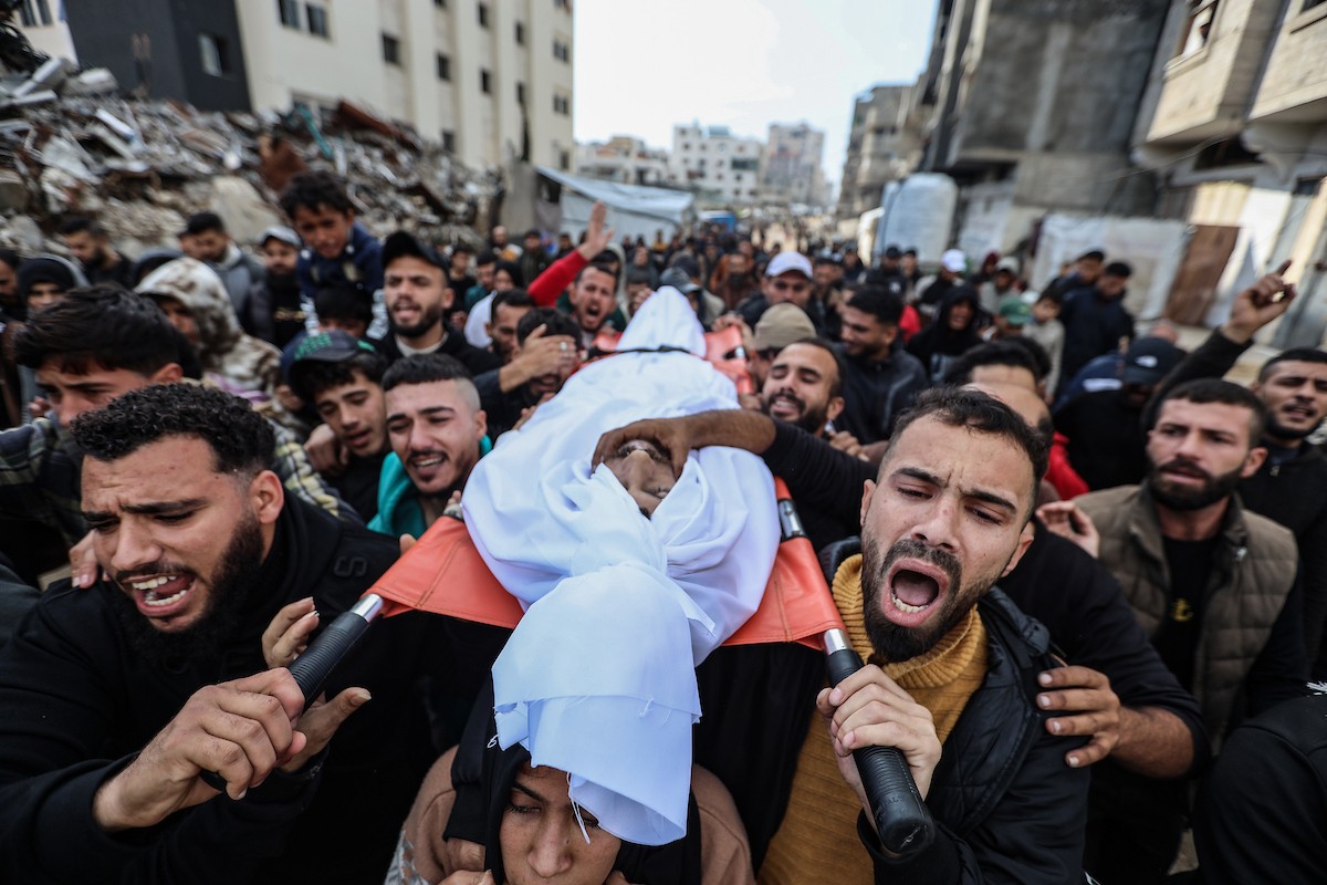 ودّع مواطنون فلسطينيون جثمان محمد بكر (35 عامًا)، وهو صياد، بعد استشهاده بنيران البحرية الإسرائيلية التي استهدفت قوارب صيد قبالة سواحل مدينة غزة، في 30 ديسمبر/كانون الأول 2025. صورة: عمر أشتوي