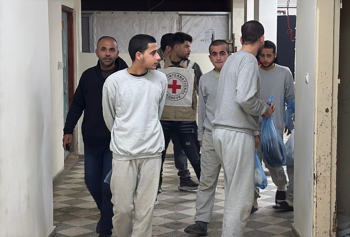 نقل أسرى فلسطينيين أفرج عنهم الجيش الإسرائيلي بواسطة سيارات تابعة للصليب الأحمر إلى مستشفى شهداء الأقصى لإجراء فحوصات طبية في دير البلح، وسط قطاع غزة، بتاريخ 28 ديسمبر/كانون الأول 2025. تصوير: أحمد إبراهيم