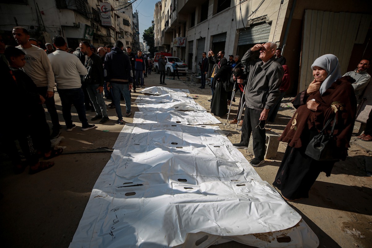 تواصل فرق الدفاع المدني، مستخدمةً آليات مصرية ثقيلة، عمليات البحث للوصول إلى جثث الفلسطينيين الذين سقطوا في هجمات إسرائيلية والمدفونين تحت الأنقاض في مدينة غزة، في 15 ديسمبر/كانون الأول 2025