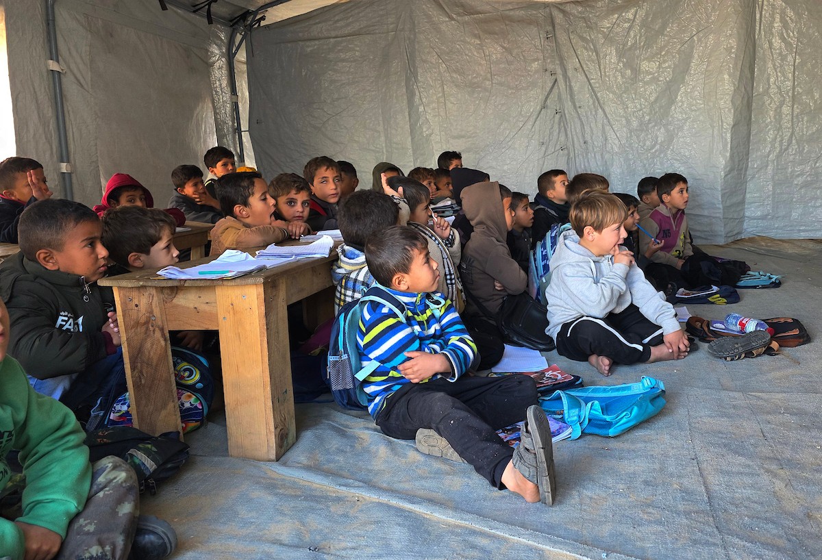 يدرس الطلاب داخل 