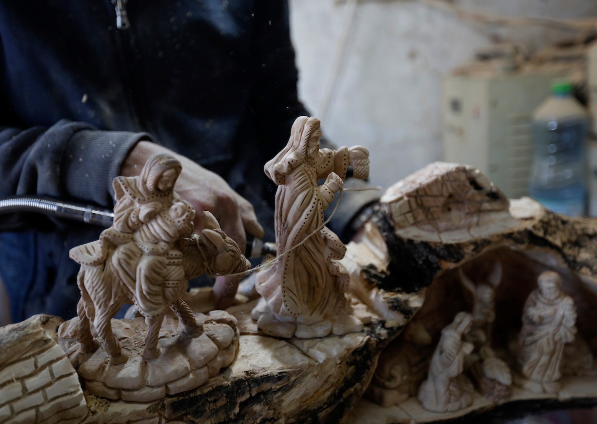 نحت خشب الزيتون في بيت لحم لصنع قطع فنية وهدايا متنوعة، تشمل منحوتات دينية وزخارف تقليدية وتذكارات، استعدادًا لعيد الميلاد، 18 ديسمبر/كانون الأول 2025 تصوير: مأمون وزواز/ (apa)