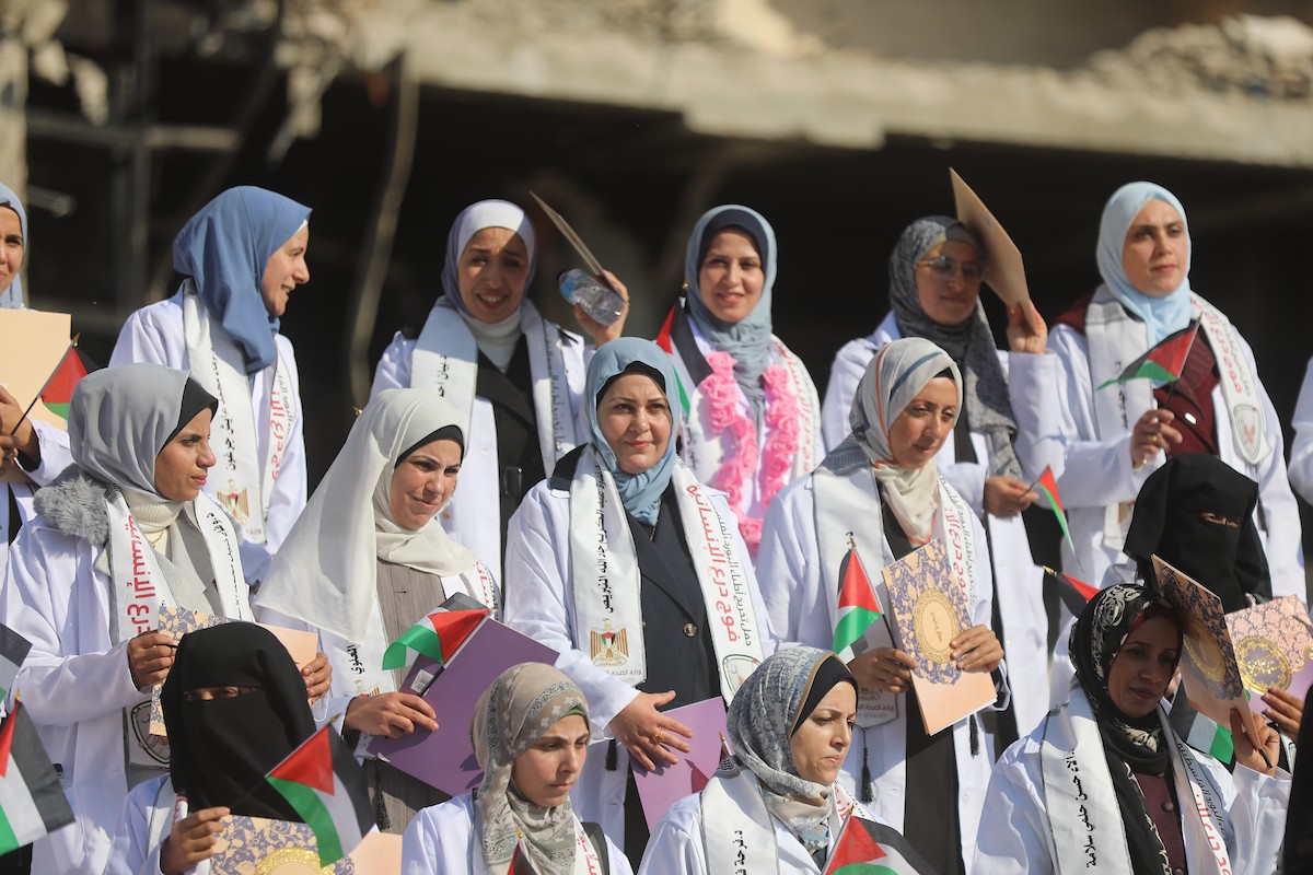 حفل تخرج للأطباء الحاصلين على البورد الفلسطيني في ساحة  الشفاء بمدينة غزة، 25 ديسمبر/كانون الأول 2025.تصوير: عمر أشتوي