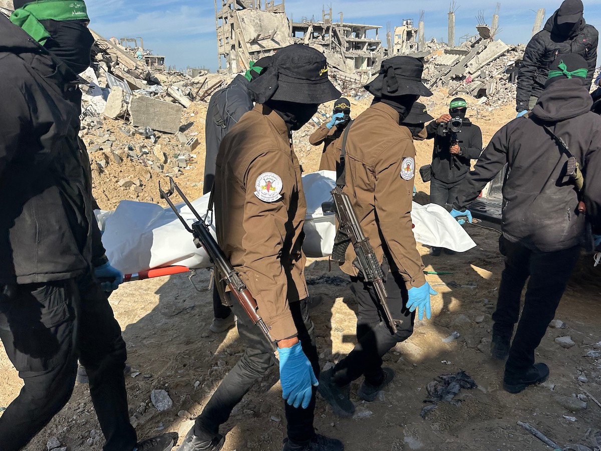مسلحون من الجهاد الإسلامي وحماس يبحثون عن رفات رهائن إسرائيليين متوفين في بيت لاهيا، شمال قطاع غزة، الأربعاء 3 ديسمبر/كانون الأول 2025