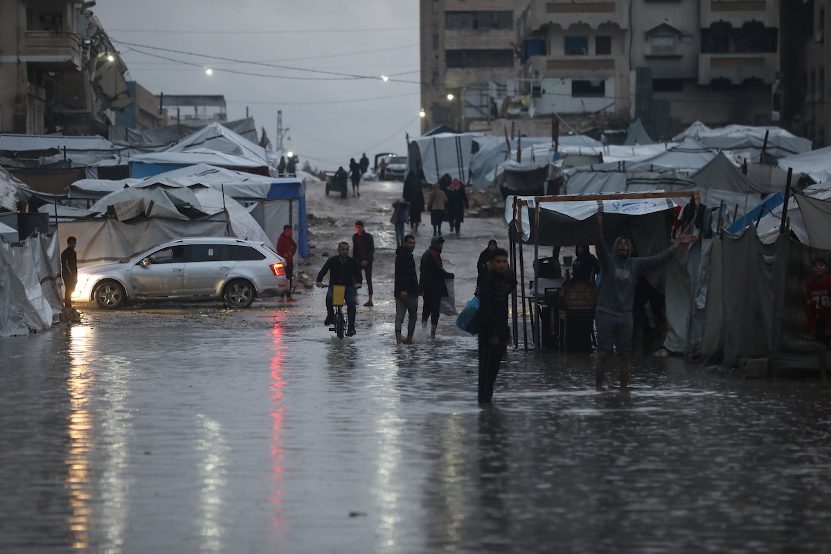النازحون الفلسطينيون يواجهون برداً قارساً في الخيام بمدينة غزة، 15 ديسمبر/كانون الأول 2025. تصوير: عمر أشتوي