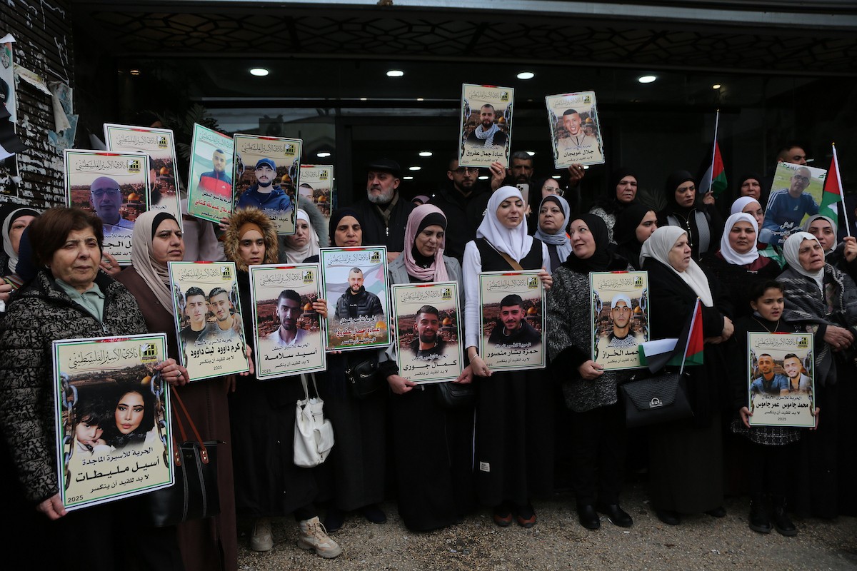 وقفة احتجاجية في نابلس تطالب بالإفراج الأسرى وعدم المساس برواتبهم، 30 ديسمبر/كانون الأول 2025. تصوير: محمد ناصر