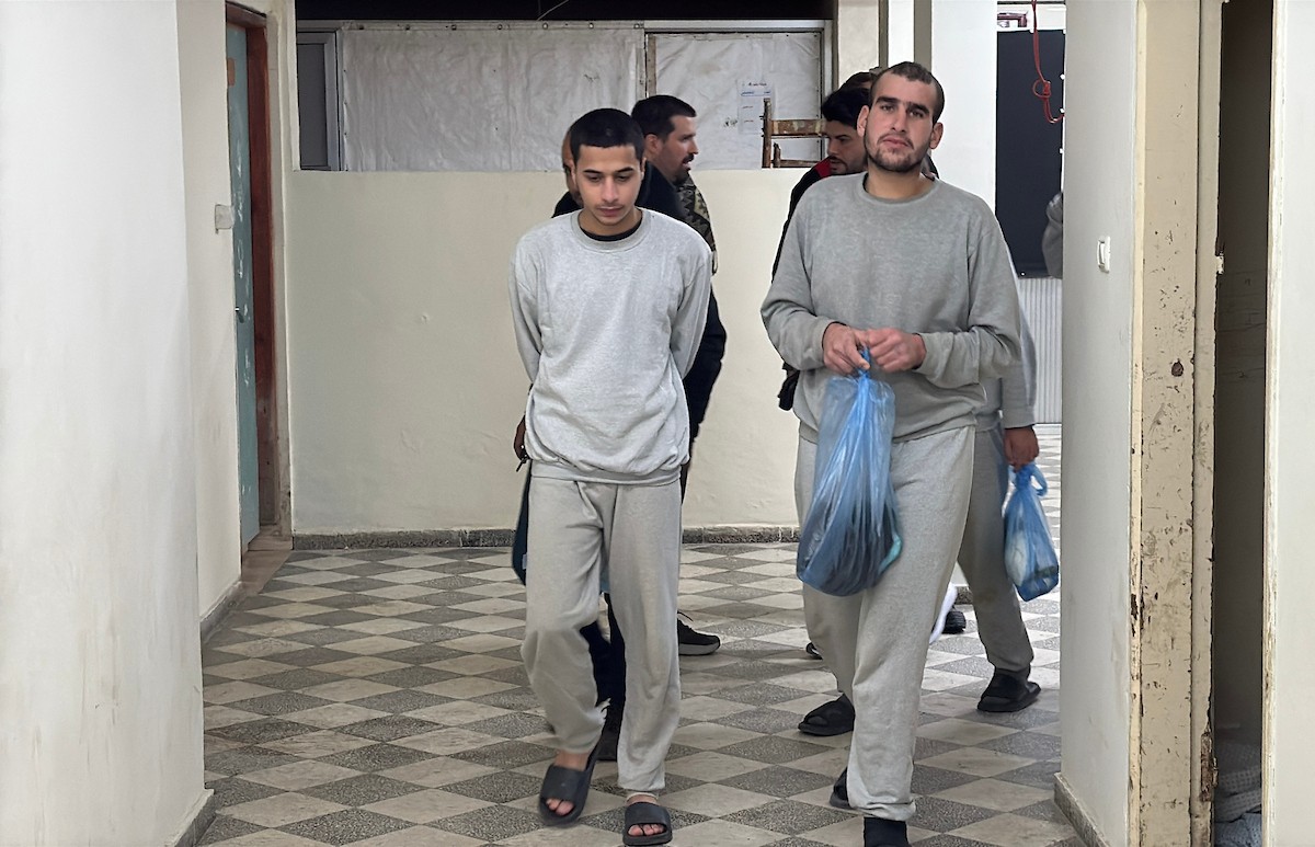 نقل أسرى فلسطينيين أفرج عنهم الجيش الإسرائيلي بواسطة سيارات تابعة للصليب الأحمر إلى مستشفى شهداء الأقصى لإجراء فحوصات طبية في دير البلح، وسط قطاع غزة، بتاريخ 28 ديسمبر/كانون الأول 2025. تصوير: أحمد إبراهيم