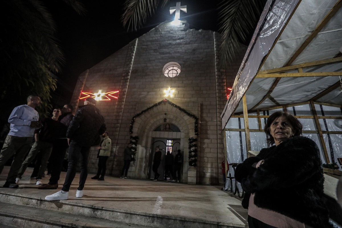 مسيحيون فلسطينيون يحضرون قداس عيد الميلاد في الدير اللاتيني بمدينة غزة في 24 ديسمبر/كانون الأول 2025. صورة: عمر أشتوي