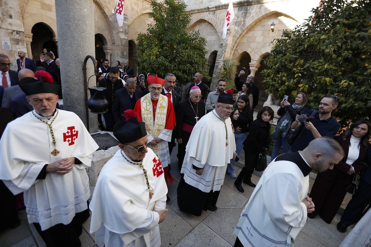 البطريرك اللاتيني للقدس، الكاردينال الإيطالي بييرباتيستا بيتسابالا يستقبل الحجاج والسياح لدى وصوله لترؤس قداس منتصف الليل في كنيسة المهد بمدينة بيت لحم، 24 ديسمبر/كانون الأول 2025،  (صور: مأمون وزواز/ apa)