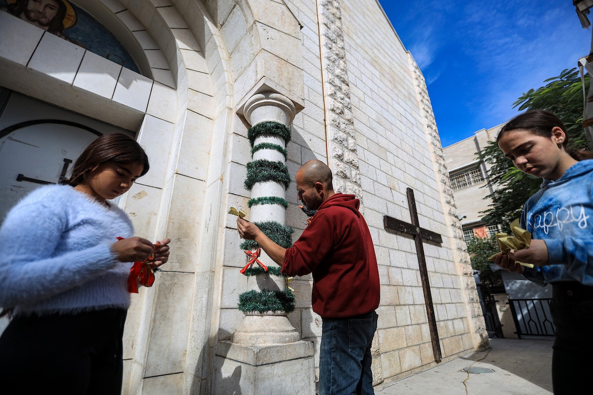 المسيحيون الفلسطينيون يزينون كنيسة دير اللاتين في مدينة غزة، في ظل الظروف الصعبة التي يمر بها القطاع المحاصر، استعدادًا لاحتفالات رأس السنة، ويواصلون استعداداتهم رغم الصعوبات التي يواجهها. 9 ديسمبر/كانون الأول 2025. تصوير: عمر أشتوي