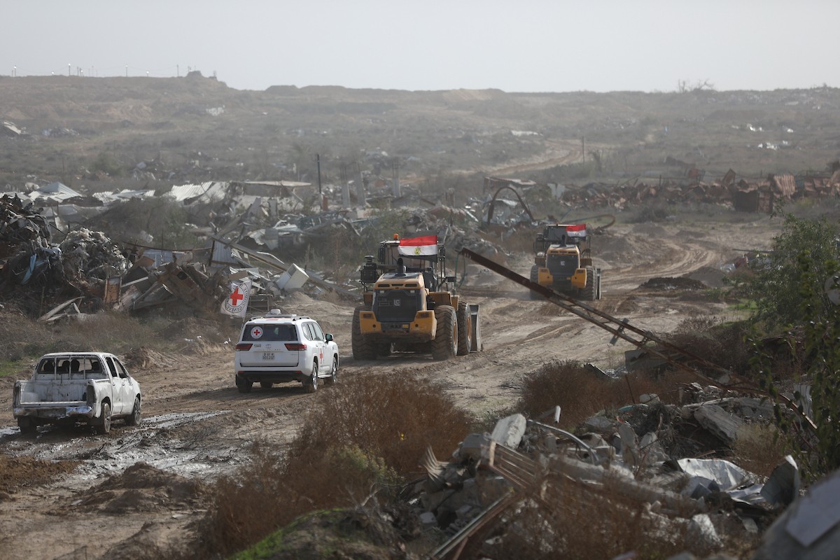 فرق من كتائب القسام ومسؤولون من الصليب الأحمر إلى جانب آليات ثقيلة تابعة لمصر،تجري عمليات بحث في حي الزيتون بمدينة غزة، لاستعادة جثة إسرائيلي في 8 ديسمبر/كانون الأول 2025. تصوير: عمر أشتوي