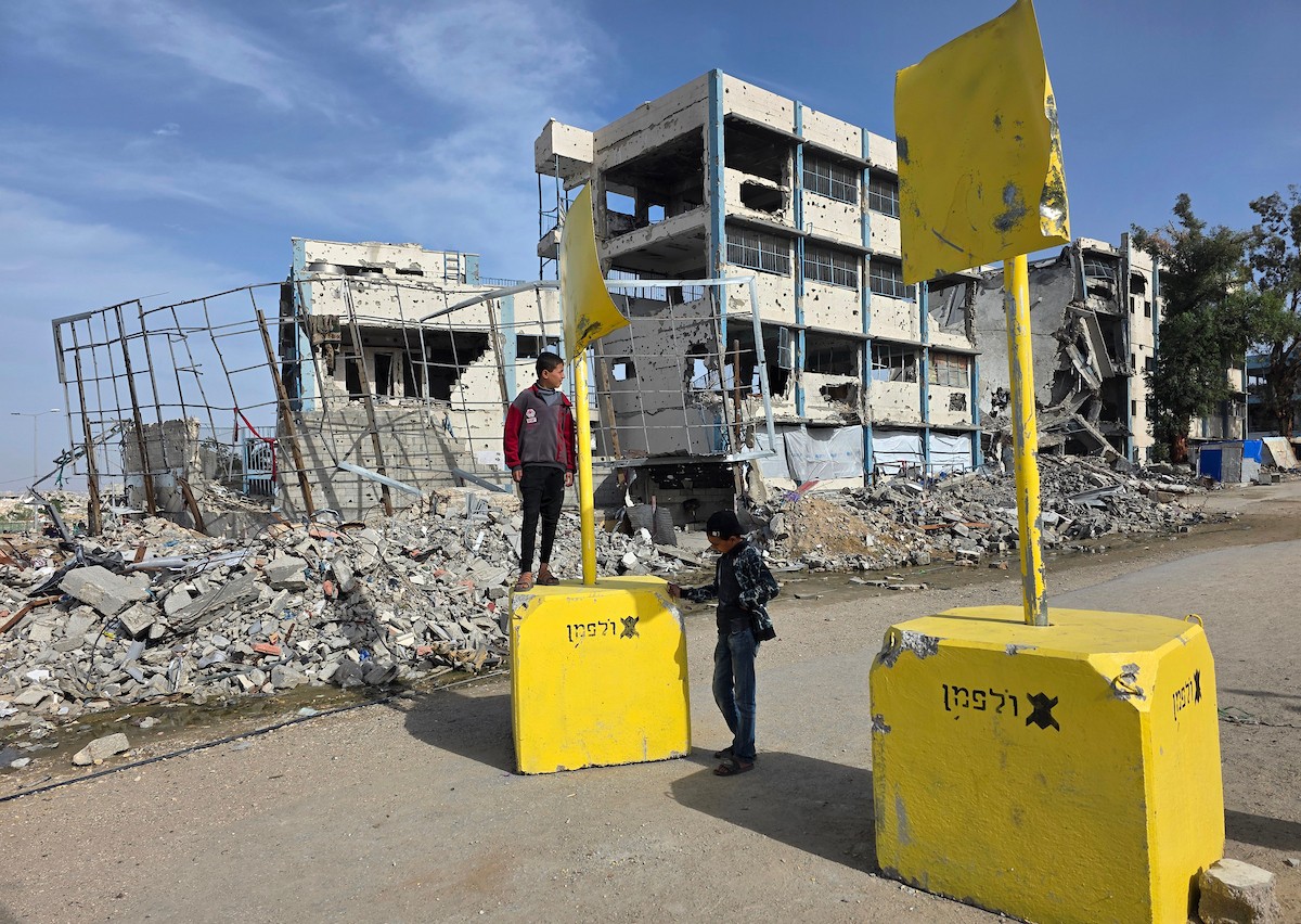 الجيش الإسرائيلي يعيد وضع الكتل الخرسانية الصفراء المُستخدمة لترسيم خط الانسحاب المؤقت داخل قطاع غزة، في بلدة بني سهيلة شرق خان يونس . تصوير: طارق محمد