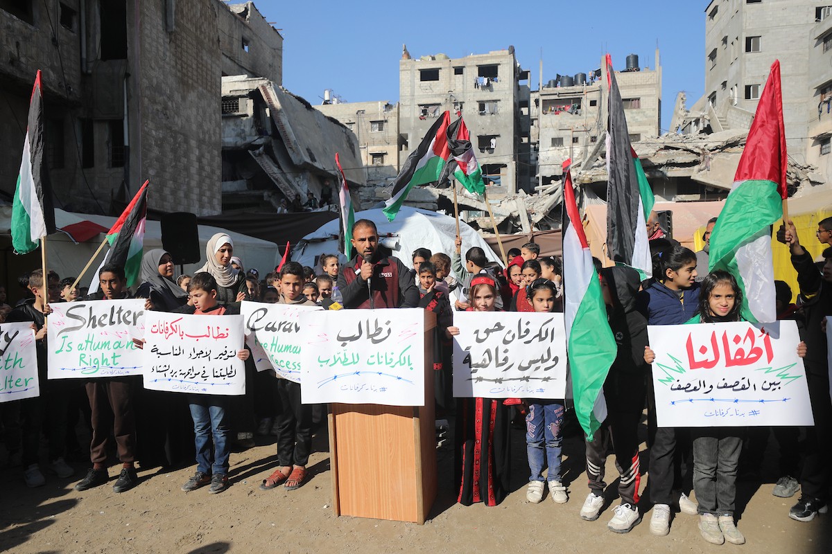 شارك أطفال فلسطينيون في احتجاج بمدينة غزة، مطالبين ببيئة تعليمية آمنة وكريمة بدلاً من الخيام التي يتلقون فيها دروسهم حالياً، ديسمبر/كانون الأول 2025. تصوير: عمر أشتوي