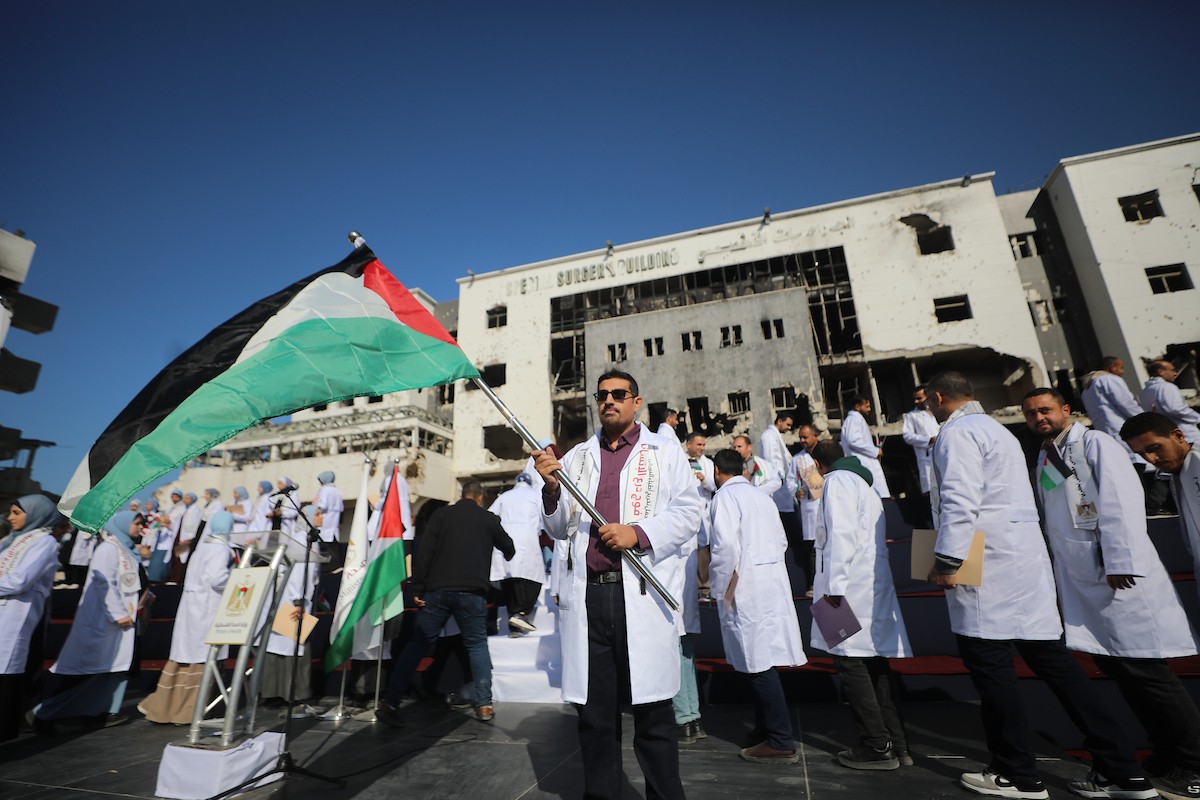 حفل تخرج للأطباء الحاصلين على البورد الفلسطيني في ساحة  الشفاء بمدينة غزة، 25 ديسمبر/كانون الأول 2025.تصوير: عمر أشتوي