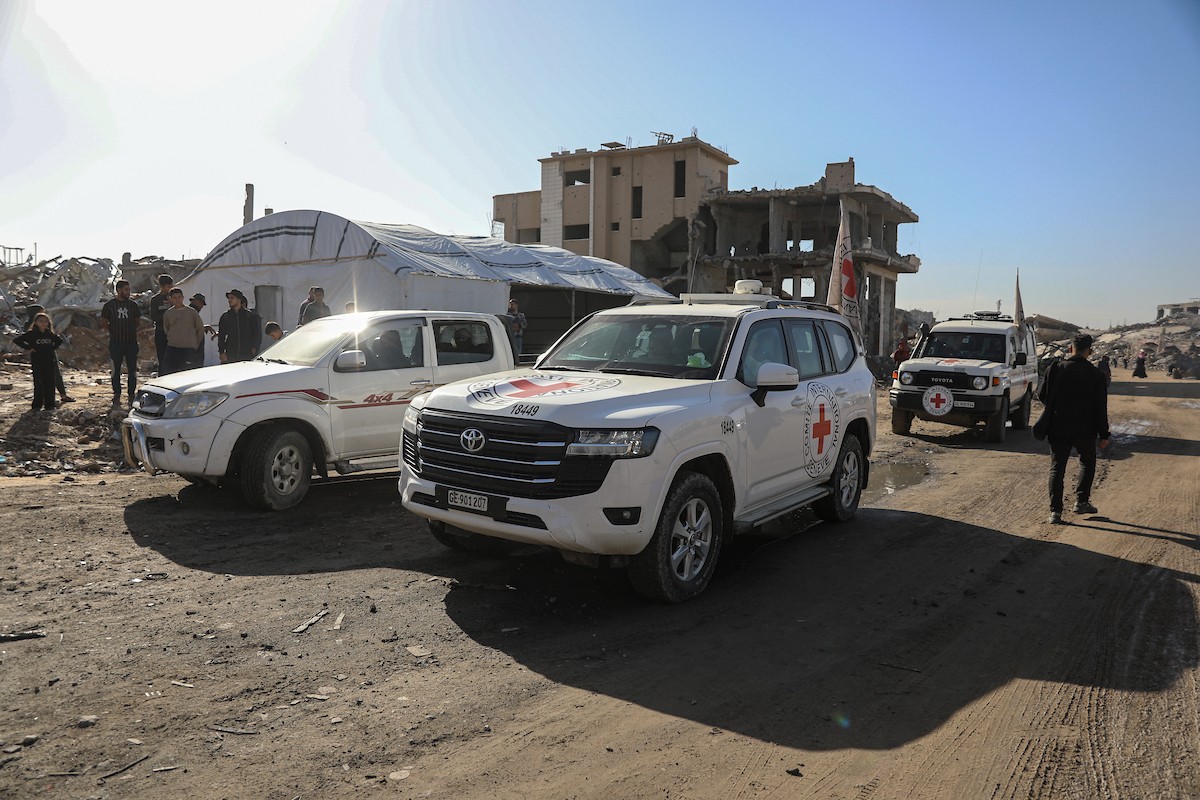 تُجري كتائب القسام واللجنة الدولية للصليب الأحمر ووفد مصري جهود بحث لانتشال جثث أسرى إسرائيليين في جباليا شمال قطاع غزة في الأول من ديسمبر/كانون الأول 2025