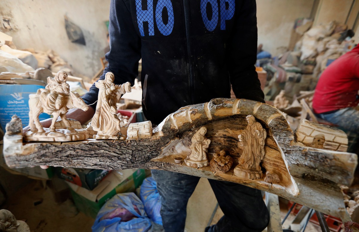 نحت خشب الزيتون في بيت لحم لصنع قطع فنية وهدايا متنوعة، تشمل منحوتات دينية وزخارف تقليدية وتذكارات، استعدادًا لعيد الميلاد، 18 ديسمبر/كانون الأول 2025 تصوير: مأمون وزواز/ (apa)