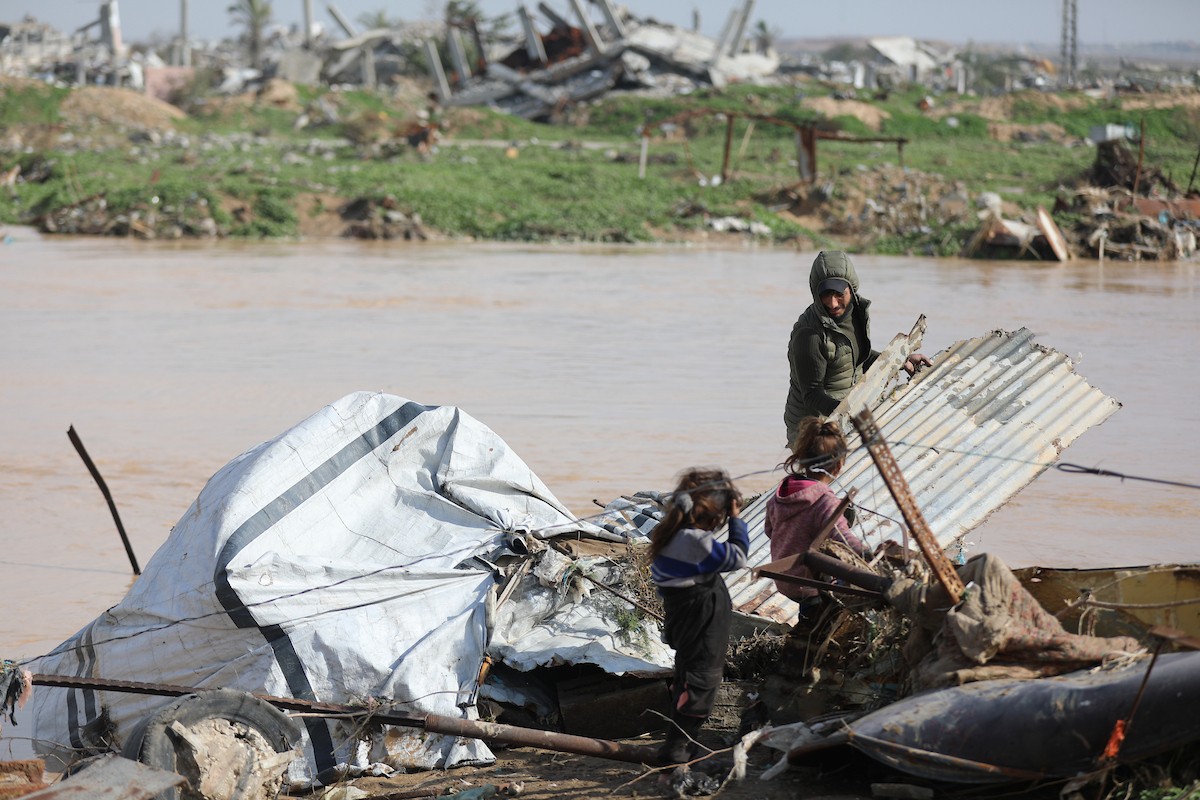 فتح الجيش الإسرائيلي مجرى وادي غزة، مما أدى إلى ارتفاع منسوب المياه إلى مستوى الجسر. وقد فاقم هذا الوضع معاناة العائلات النازحة التي كانت تقيم في خيام بالمنطقة بعد أن فاض الوادي وجرف خيامها، 29 ديسمبر/كانون الأول 2025. صورة: رمزي أبو عامر
