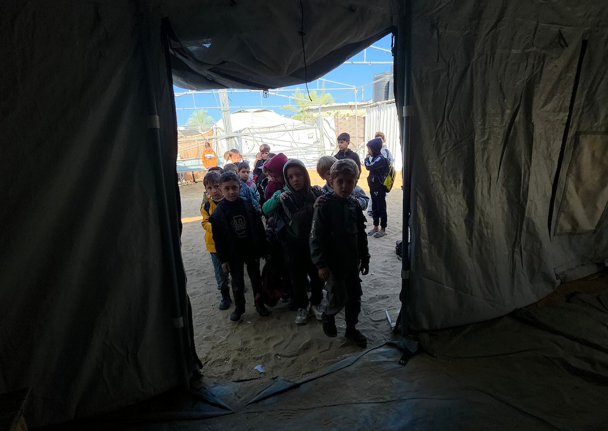 يدرس الطلاب داخل 