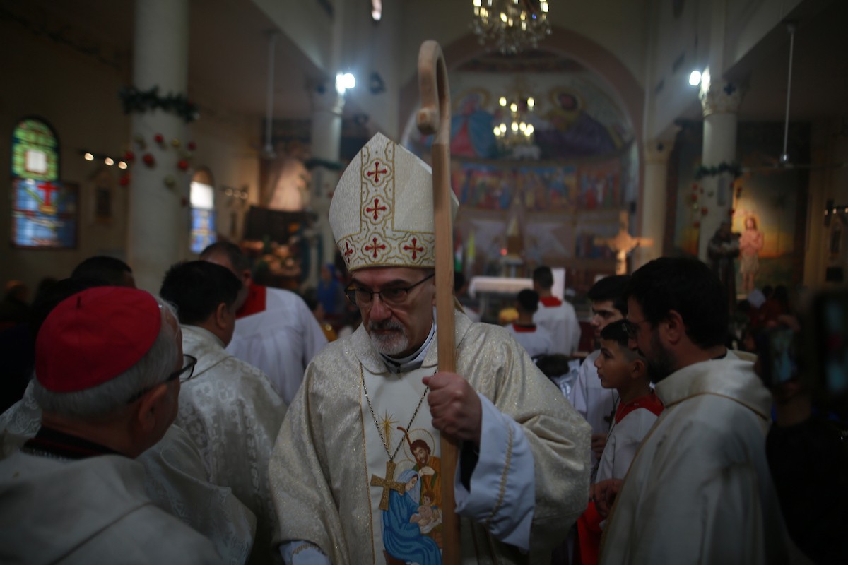 بطريرك اللاتين في القدس الكاردينال بييرباتيستا بيتسابالا يترأس قداس عيد الميلاد في غزة يوم الأحد 21 ديسمبر/كانون الأول 2025.تصوير: عمر أشتوي