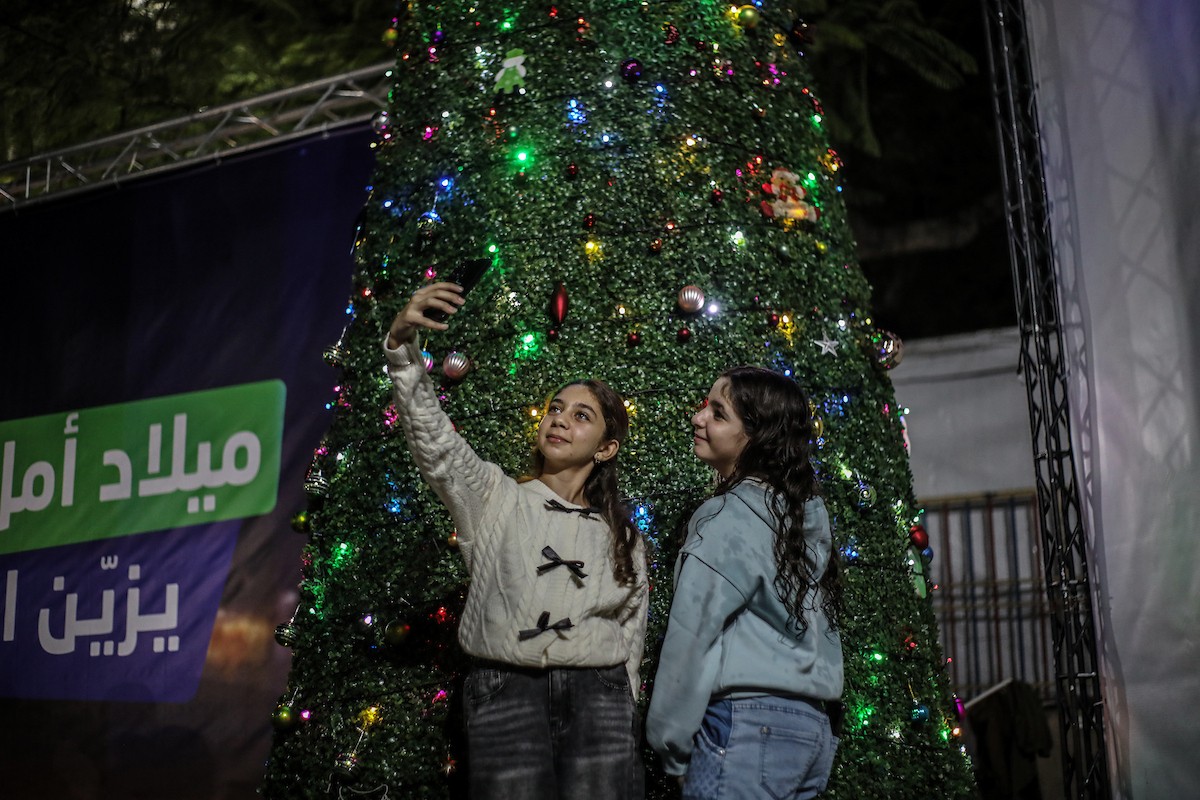 مسيحيون فلسطينيون يحضرون قداس عيد الميلاد في الدير اللاتيني بمدينة غزة في 24 ديسمبر/كانون الأول 2025. صورة: عمر أشتوي
