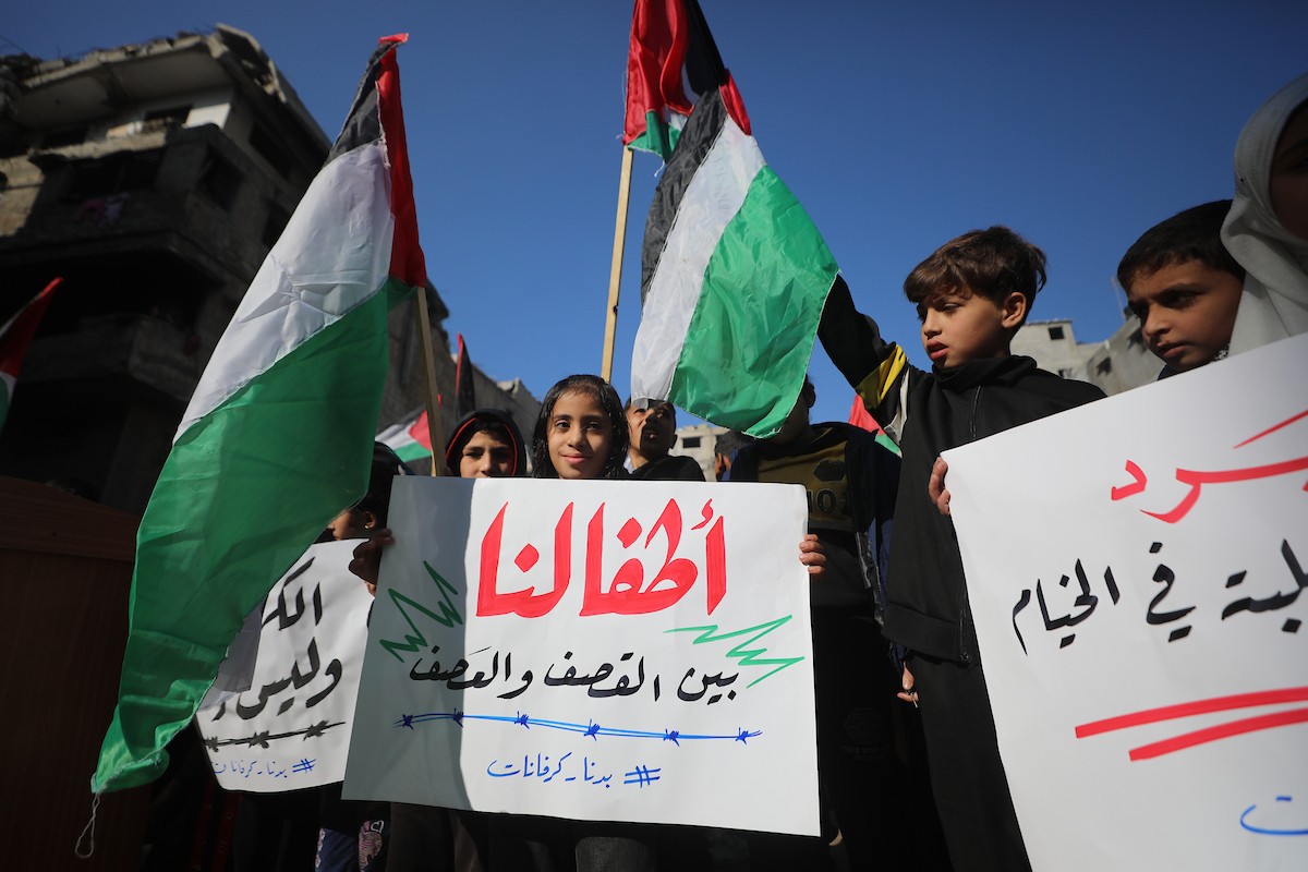 شارك أطفال فلسطينيون في احتجاج بمدينة غزة، مطالبين ببيئة تعليمية آمنة وكريمة بدلاً من الخيام التي يتلقون فيها دروسهم حالياً، ديسمبر/كانون الأول 2025. تصوير: عمر أشتوي