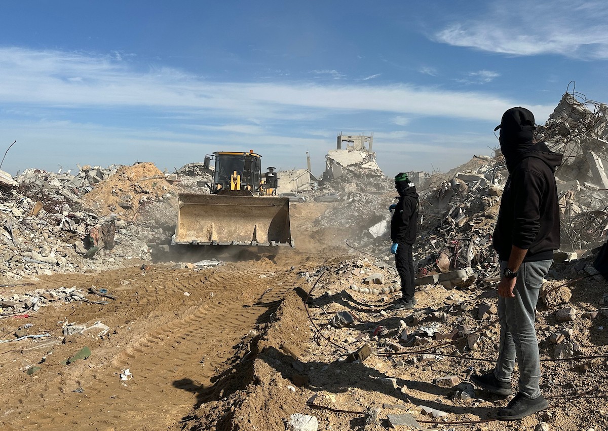 مسلحون من الجهاد الإسلامي وحماس يبحثون عن رفات رهائن إسرائيليين متوفين في بيت لاهيا، شمال قطاع غزة، الأربعاء 3 ديسمبر/كانون الأول 2025