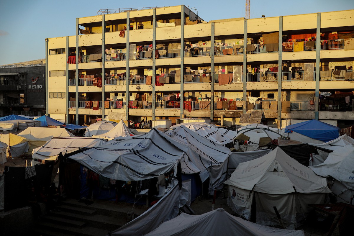 يواصل الفلسطينيون حياتهم اليومية في ظل ظروف صعبة في مدارس الأونروا بمدينة غزة في الأول من ديسمبر/كانون الأول 2025