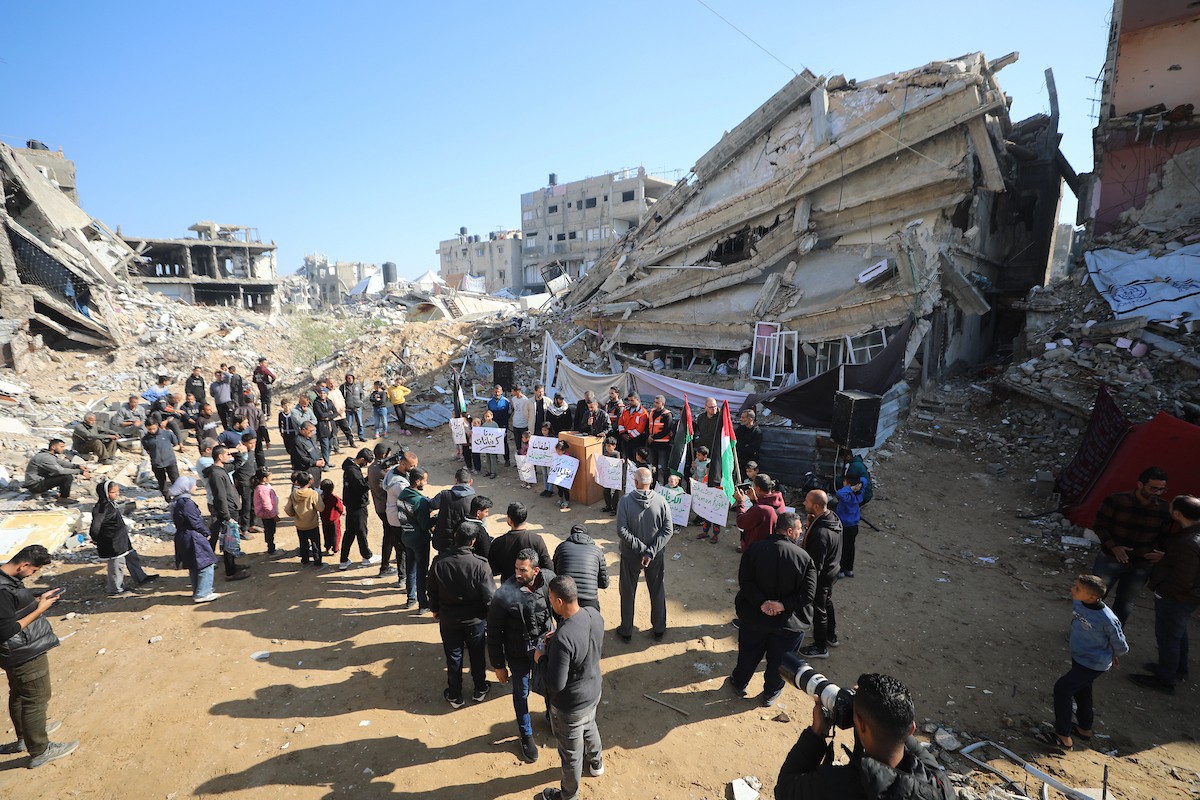 وقفة احتجاجية أمام منزل عائلة لبد المنهار على سكانه في مدينة غزة للمطالبة بتسريع جهود إعادة الإعمار وتوفير منازل متنقلة بدلاً من الخيام، 24 ديسمبر/كانون الأول 2025. تصوير: عمر أشتوي