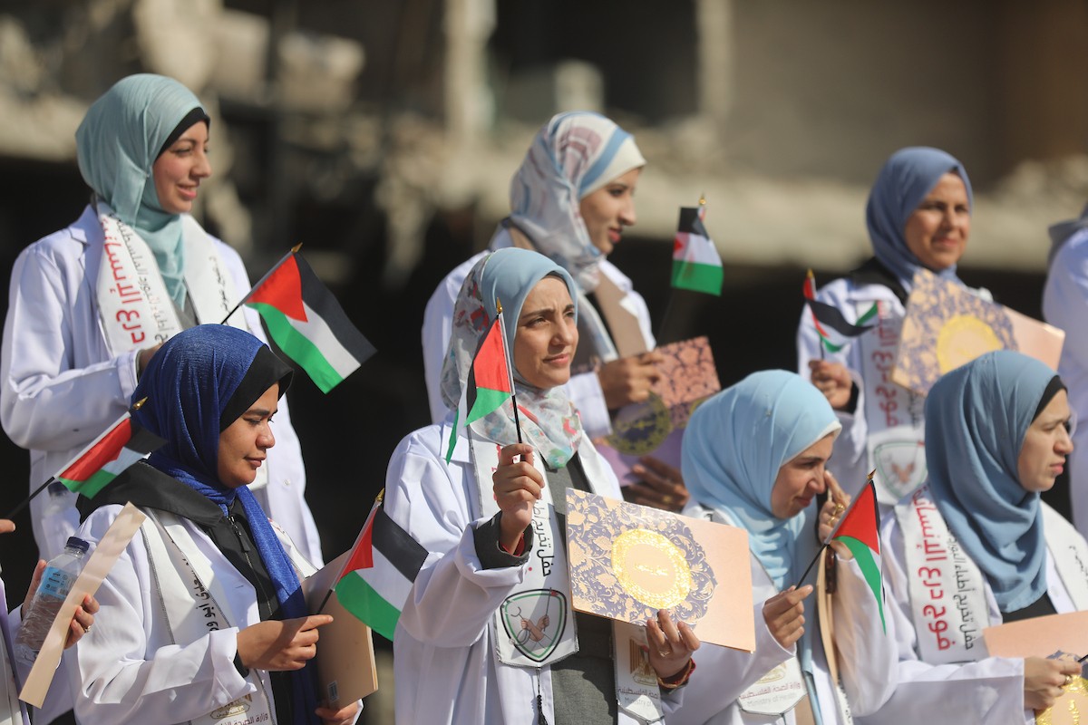 حفل تخرج للأطباء الحاصلين على البورد الفلسطيني في ساحة  الشفاء بمدينة غزة، 25 ديسمبر/كانون الأول 2025.تصوير: عمر أشتوي