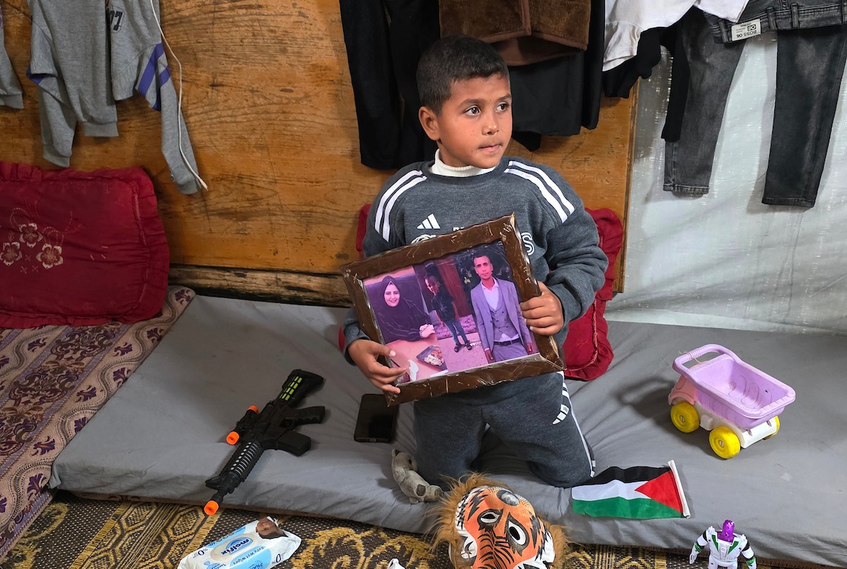 أطفالٌ نجوا من الحرب، تيتموا عن آبائهم وأمهاتهم، يتطلعون إلى عام ٢٠٢٦ بأملٍ كبير، حاملين أحلامًا بسيطة بسلامٍ آمنٍ ودائم، خان يونس، جنوب قطاع غزة، ٣٠ ديسمبر ٢٠٢٥، تصوير: طارق محمد (APA )