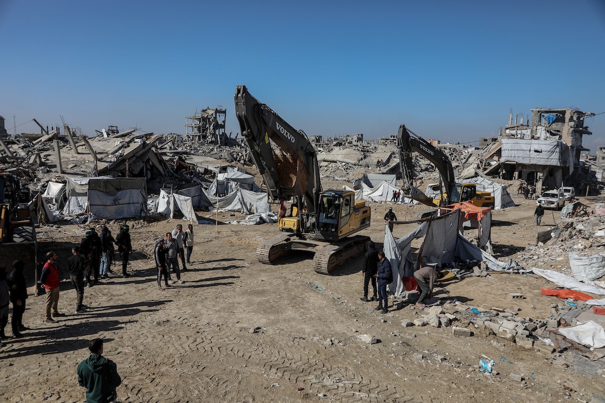 تُجري كتائب القسام واللجنة الدولية للصليب الأحمر ووفد مصري جهود بحث لانتشال جثث أسرى إسرائيليين في جباليا شمال قطاع غزة في الأول من ديسمبر/كانون الأول 2025