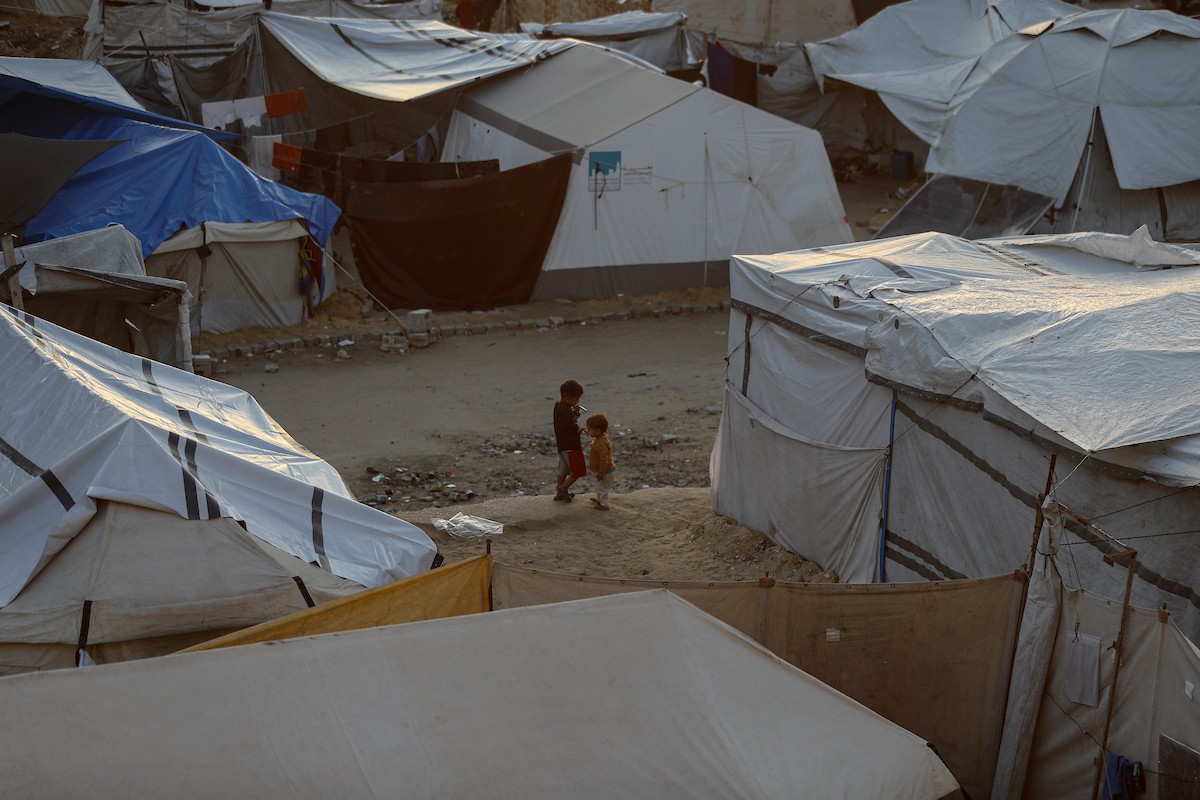 يواصل الفلسطينيون حياتهم اليومية في ظل ظروف صعبة في مدارس الأونروا بمدينة غزة في الأول من ديسمبر/كانون الأول 2025