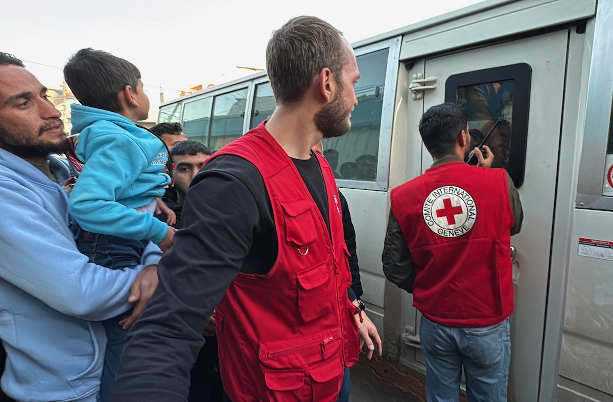 نقل أسرى فلسطينيين أفرج عنهم الجيش الإسرائيلي بواسطة سيارات تابعة للصليب الأحمر إلى مستشفى شهداء الأقصى لإجراء فحوصات طبية في دير البلح، وسط قطاع غزة، في 21 ديسمبر/كانون الأول 2025. (صورة: أحمد إبراهيم/ apa)