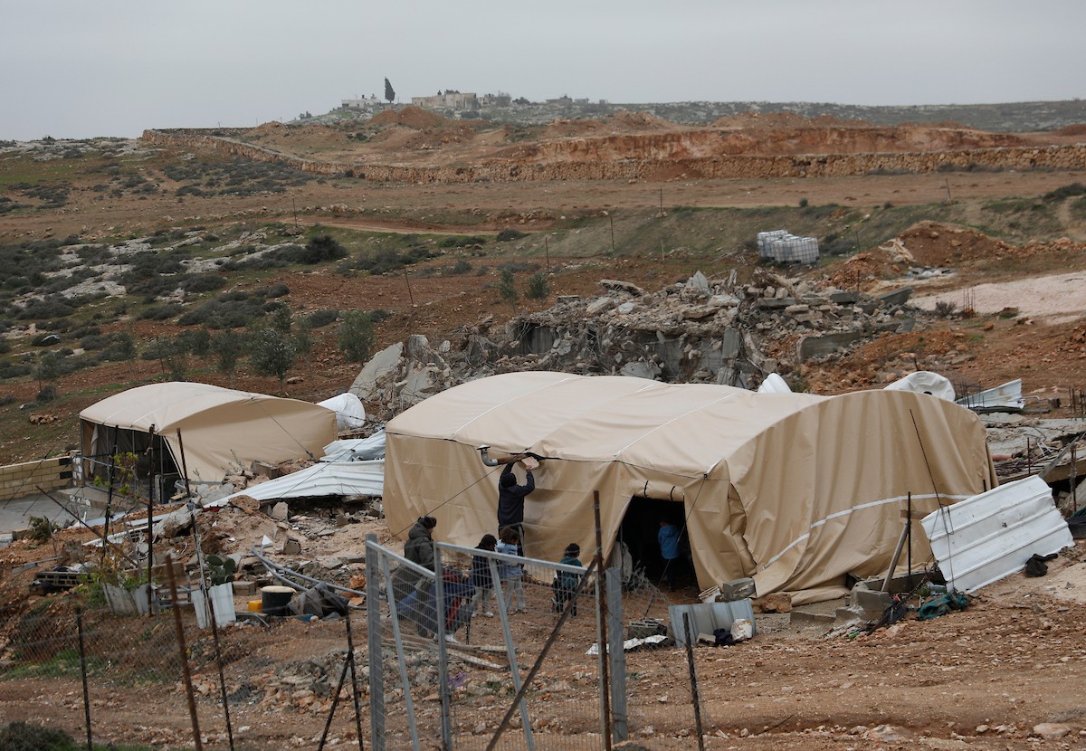 مياه الأمطار تغمر خيمة عائلة حرب التي أقامتها على أنقاض منزلهم الذي هدمه الجيش الإسرائيلي في 9 ديسمبر، في منطقة خلات الفرا، غرب يطا، جنوب الخليل، 29 ديسمبر/كانون الأول 2025. تصوير: مأمون وزواز