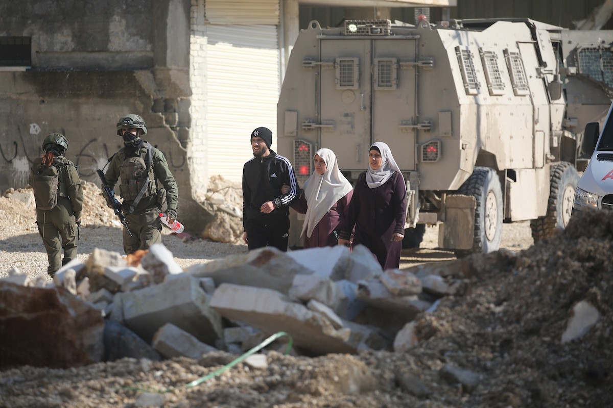 فلسطينيون يحملون أمتعتهم بعد إجبارهم على مغادرة منازلهم على يد القوات الإسرائيلية خلال مداهمة مخيم نور شمس للاجئين في طولكرم، بالضفة الغربية المحتلة، في 17 ديسمبركانون الأول 2025. صورة محمد ناصر