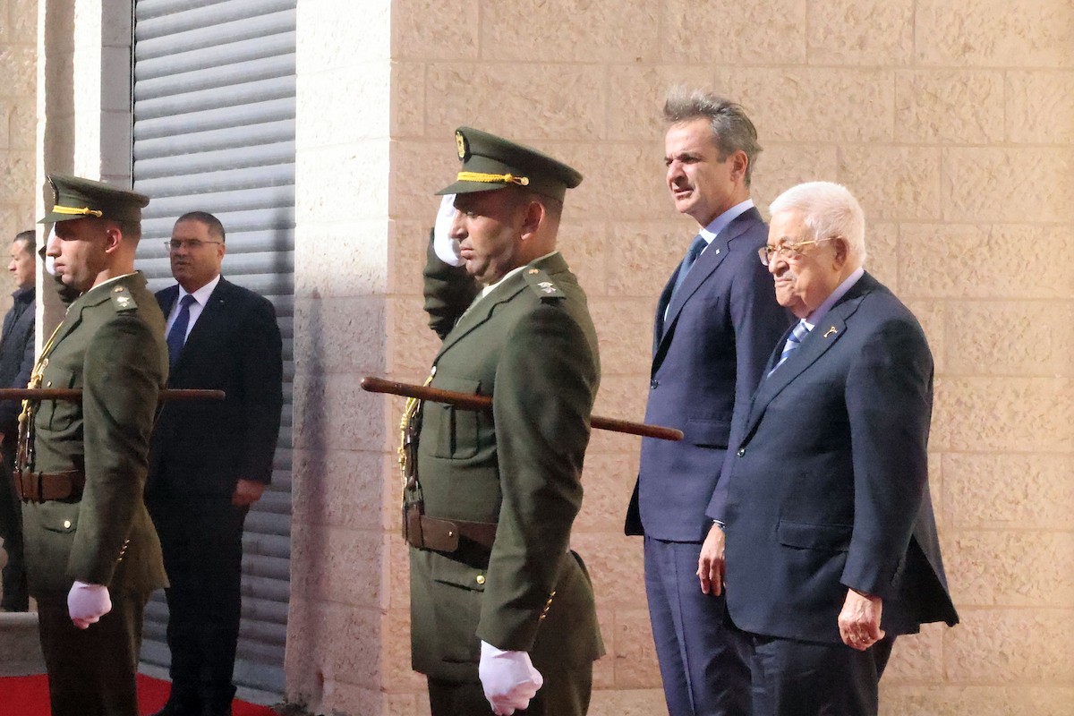 الرئيس الفلسطيني محمود عباس (أبو مازن) يلتقي رئيس الوزراء اليوناني كيرياكوس ميتسوتاكيس في رام الله، 22 ديسمبر/كانون الأول 2025. صورة: ثائر غنايم