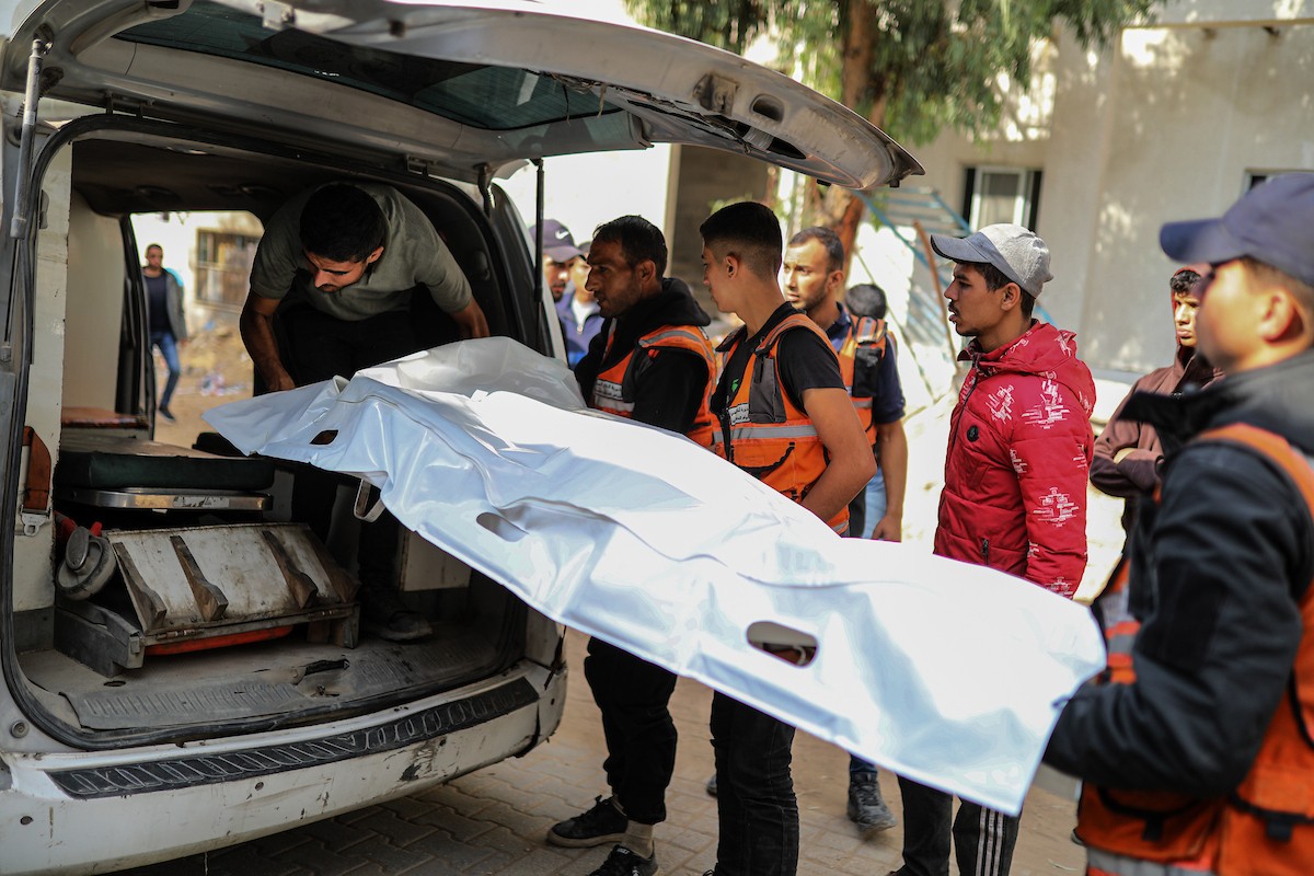 فلسطينيون ينعون ويحملون جثامين عدد من القتلى في غارة إسرائيلية على بيت لاهيا، بينهم أحد عناصر الدفاع المدني، خلال جنازة في مستشفى الشفاء بمدينة غزة