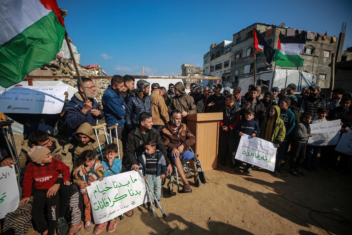 وقفة احتجاجية في غزة تطالب بتسريع جهود إعادة الإعمار وإدخال بيوت متنقلة بدلاً من الخيام التي لا تصلح للسكن في ظلّ موجة المنخفض الجوي التي تؤثر على قطاع غزة، 17 ديسمبر/كانون الأول 2025.صور: عمر أشتوي