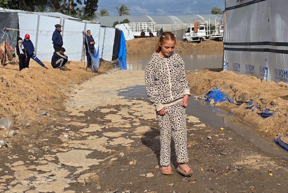 يُكافح الفلسطينيون النازحون، المقيمون في خيام مؤقتة، من أجل البقاء في ظل ظروف قاسية، حيث تجتاح الأمطار والعواصف الشديدة منطقة المواصي، غرب خان يونس، جنوب قطاع غزة، في 28 ديسمبر/كانون الأول 2025. (صورة: طارق محمد)