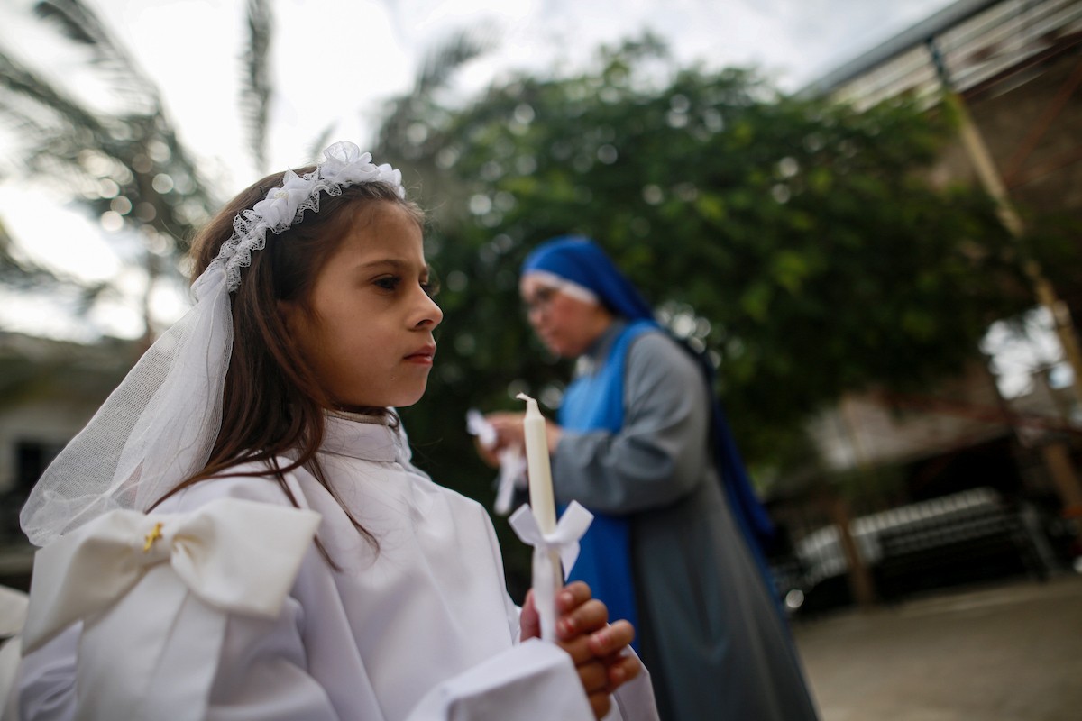بطريرك اللاتين في القدس الكاردينال بييرباتيستا بيتسابالا يترأس قداس عيد الميلاد في غزة يوم الأحد 21 ديسمبر/كانون الأول 2025.تصوير: عمر أشتوي