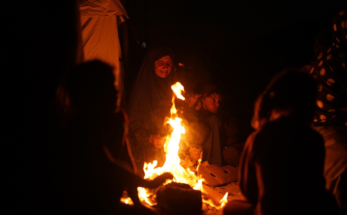 يعيش الفلسطينيون حياتهم اليومية الصعبة ليلاً في خيام نصبت في شوارع مدينة غزة، 5 ديسمبر/كانون الأول 2025.تصوير: عمر أشتوي