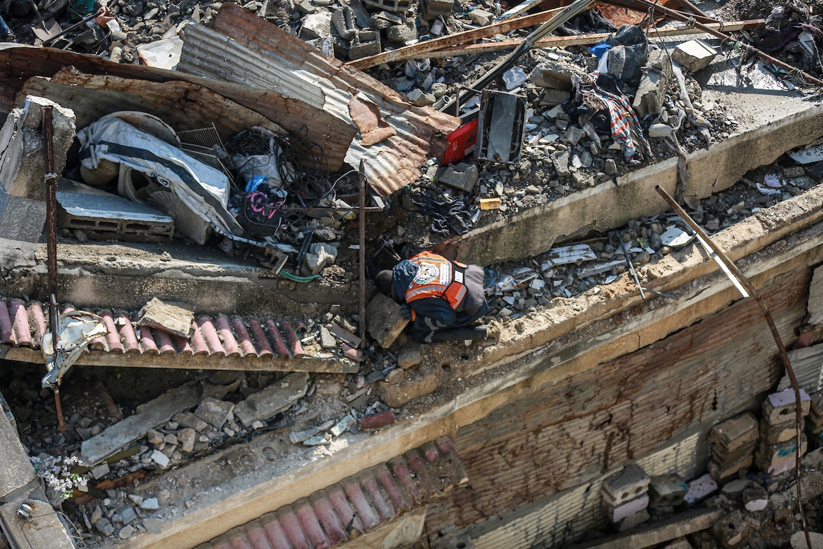 عمليات بحث وإنقاذ في مبنى سكني انهار في مخيم الشاطئ، مدينة غزة، 16 ديسمبر/كانون الأول 2025. صورة: عمر أشتوي